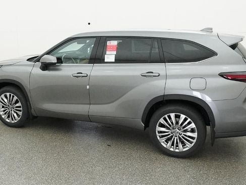 New 2026 Toyota Highlander Platinum AWD/4WD image 4