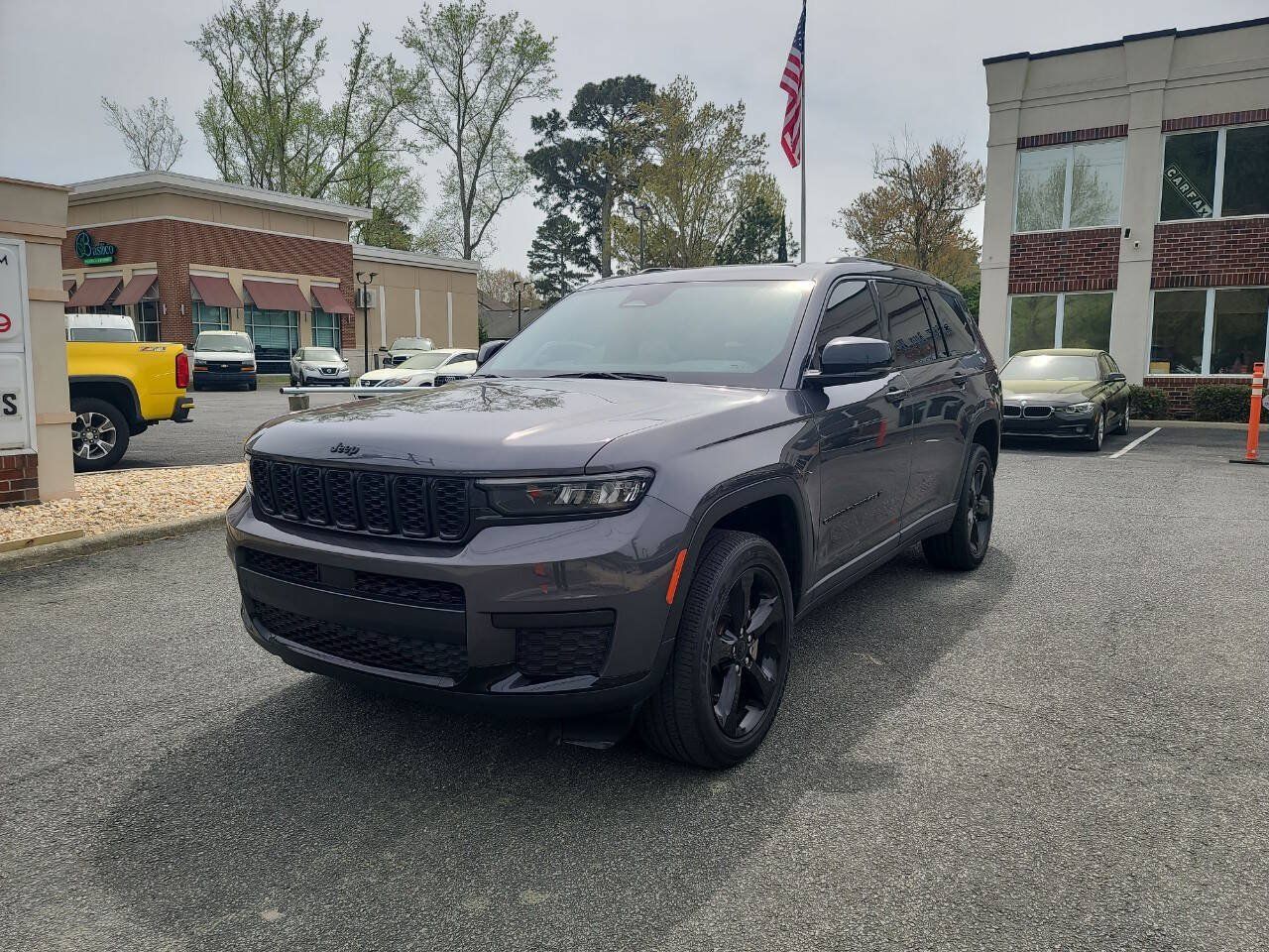 Used 2023 Jeep Grand Cherokee L Laredo RWD image 3