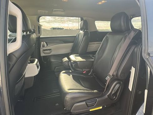 Used 2024 Kia Carnival LX image 31