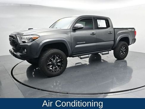 Used 2017 Toyota Tacoma TRD Sport AWD/4WD image 5