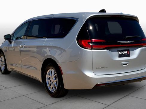 Used 2024 Chrysler Pacifica Touring-L FWD image 12