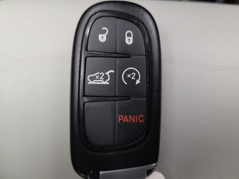 Used 2019 Jeep Cherokee Limited w/ Technology Group FWD image 32
