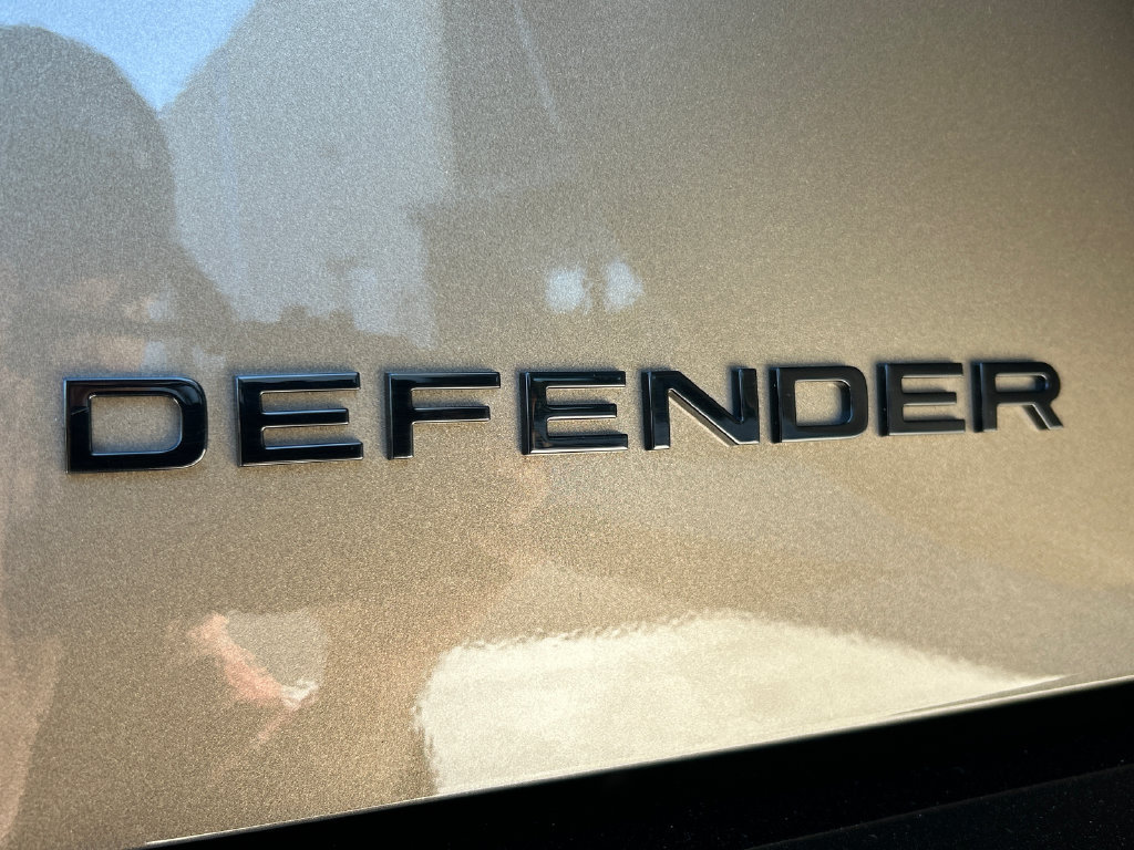 Used 2025 Land Rover Defender 130 X-Dynamic SE AWD/4WD image 31