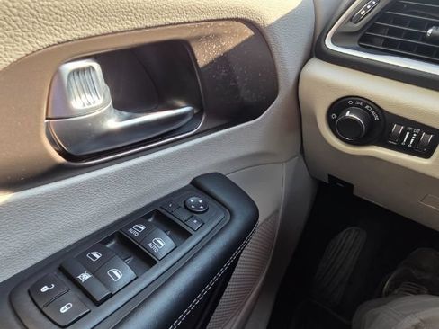 Used 2023 Chrysler Voyager LX FWD image 16
