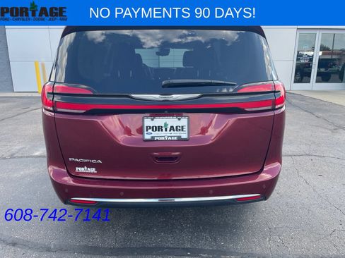Used 2023 Chrysler Pacifica Touring-L FWD image 5