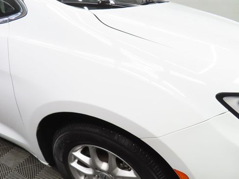 Used 2024 Chrysler Pacifica Touring-L FWD image 29
