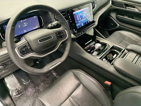 Used 2024 Jeep Wagoneer L Series II w/ Flexible Seating Group AWD/4WD image 7