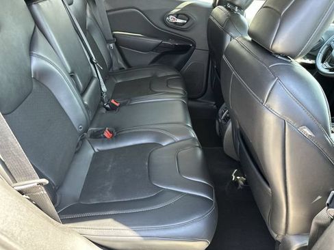 Used 2019 Jeep Cherokee Latitude Plus AWD/4WD image 29