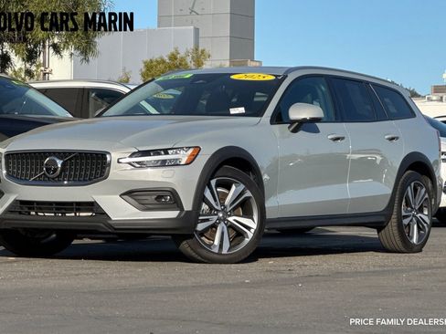 Used 2025 Volvo V60 B5 Cross Country Plus AWD/4WD image 1
