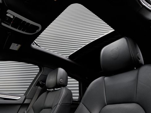 Certified 2025 Porsche Macan image 14