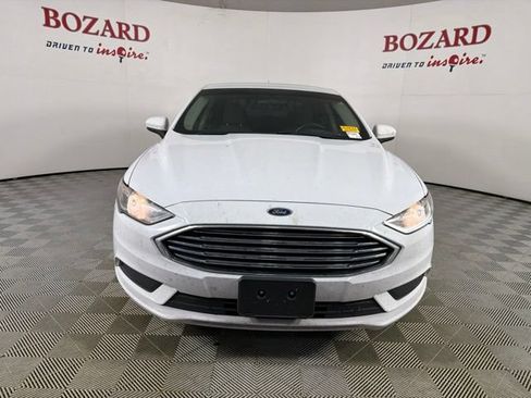 Used 2017 Ford Fusion SE FWD image 2