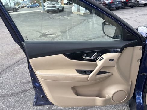 Used 2019 Nissan Rogue SL w/ Premium Package image 15