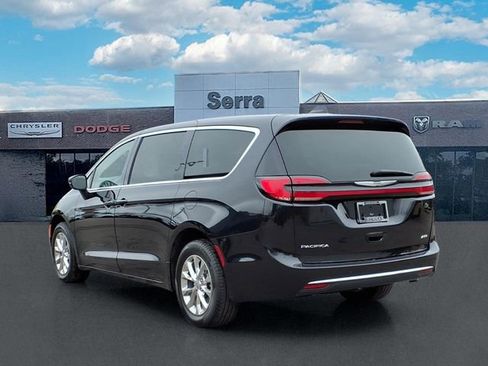 Used 2023 Chrysler Pacifica Touring-L image 4