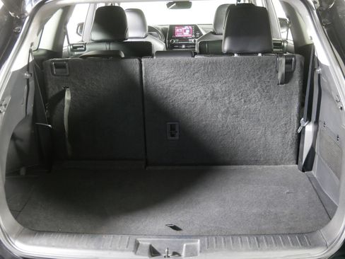 Used 2021 Toyota Highlander XLE image 18