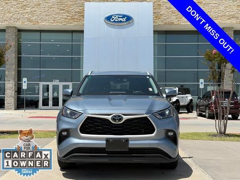 Used 2024 Toyota Highlander XLE FWD image 2