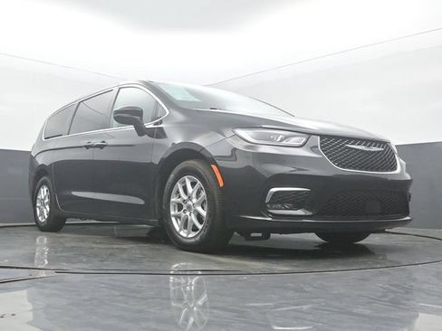 Used 2023 Chrysler Pacifica Touring-L FWD image 51