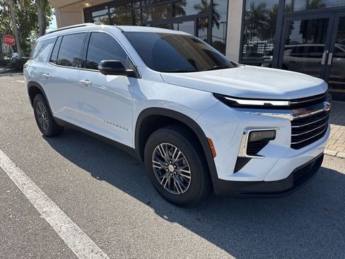 Used 2024 Chevrolet Traverse LT image 1