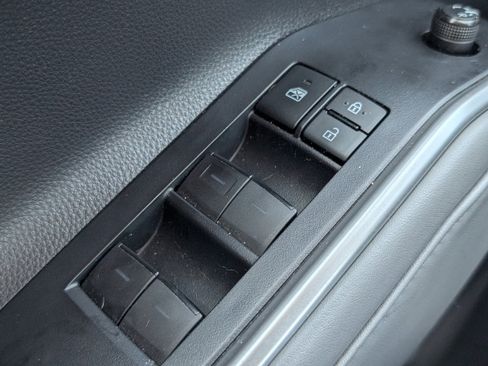 Used 2021 Toyota Highlander LE image 17