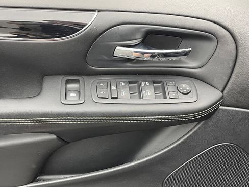 Used 2016 Dodge Grand Caravan SE FWD image 14