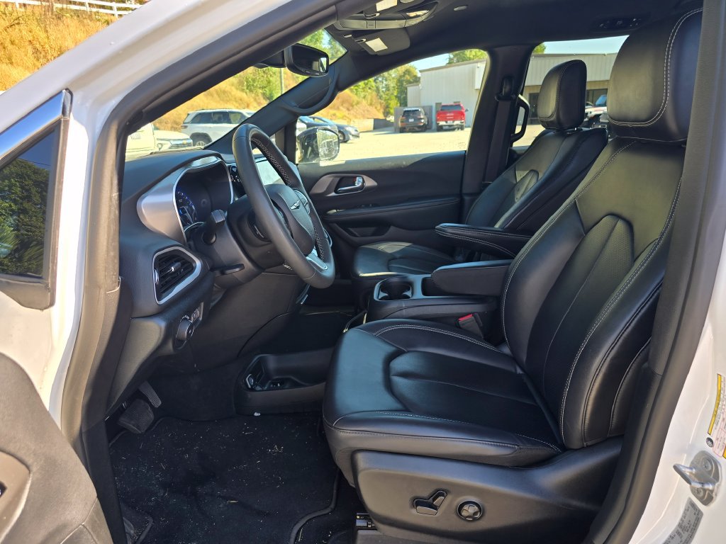 Used 2025 Chrysler Pacifica Select FWD image 4