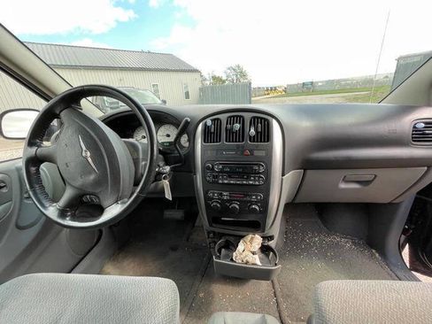 Used 2005 Chrysler Town & Country Touring FWD image 29
