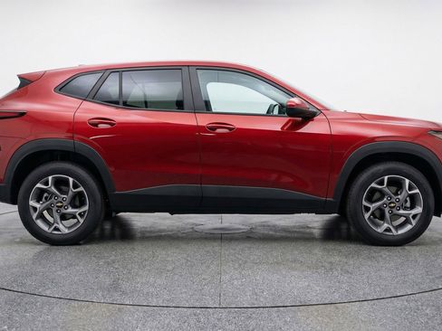 Used 2025 Chevrolet Trax LT w/ LT Convenience Package image 11