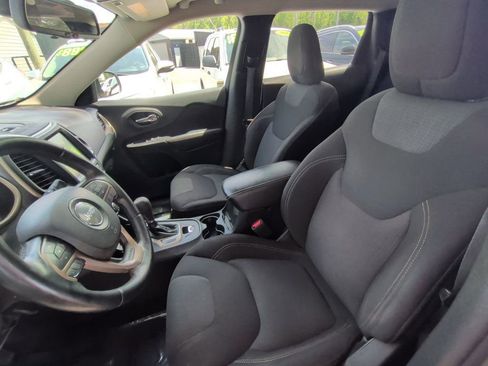 Used 2017 Jeep Cherokee Latitude w/ Safety/Convenience Group FWD image 14