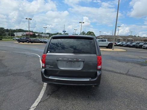 Used 2016 Dodge Grand Caravan SXT FWD image 4