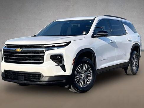 Used 2025 Chevrolet Traverse LT FWD image 1
