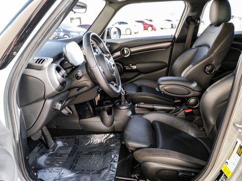 Used 2022 MINI Cooper 4-Door Hardtop w/ Signature Upholstery Package image 3