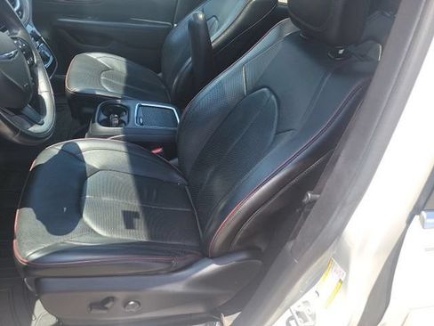 Used 2020 Chrysler Pacifica Limited FWD image 15