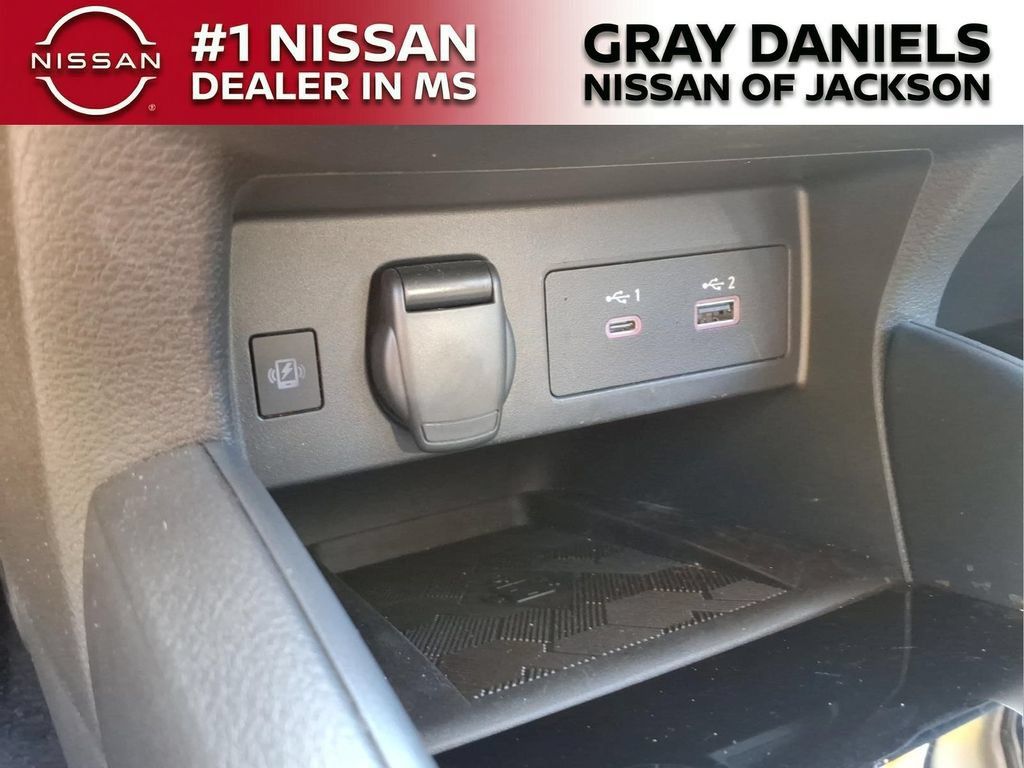 New 2025 Nissan Versa SR w/ Trunk Package FWD image 18