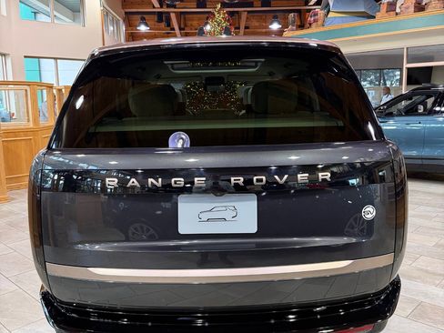 Used 2025 Land Rover Range Rover SV image 3
