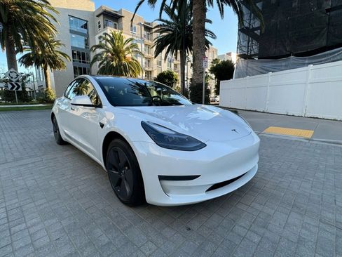 Used 2022 Tesla Model 3 Standard Range image 3