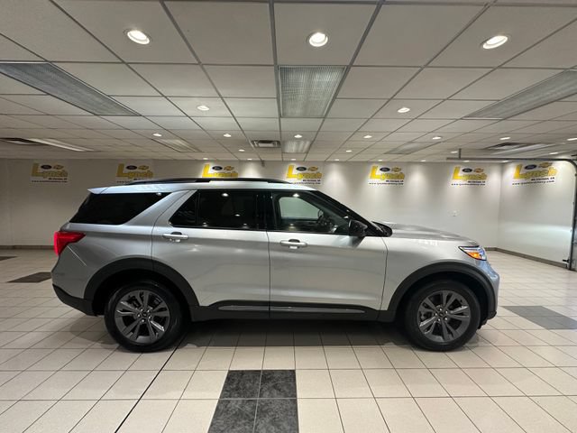 Used 2024 Ford Explorer XLT w/ Equipment Group 202A AWD/4WD image 3
