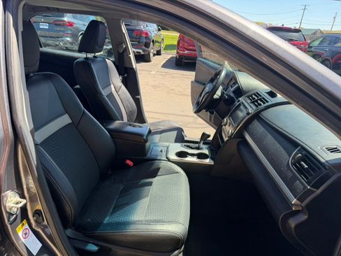 Used 2014 Toyota Camry SE w/ Moonroof Package FWD image 22