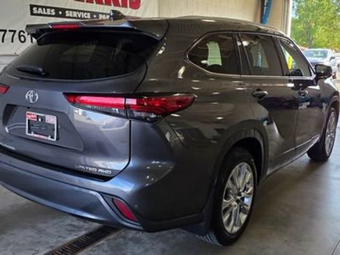 Used 2023 Toyota Highlander Limited image 7