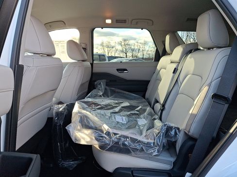 New 2025 Nissan Pathfinder SL image 5