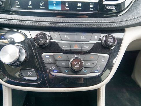 Used 2023 Chrysler Pacifica Limited image 29