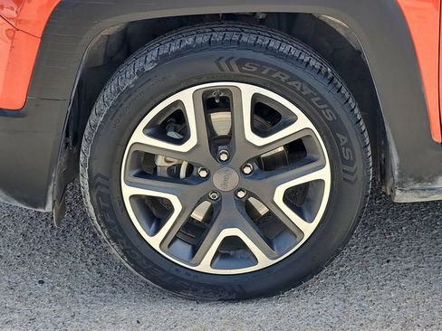 Used 2018 Jeep Renegade Latitude w/ Popular Equipment Group FWD image 9
