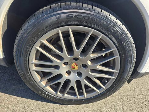 Used 2018 Porsche Cayenne Platinum Edition image 9