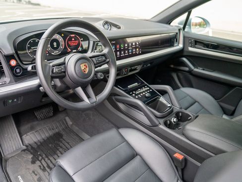 Used 2024 Porsche Cayenne image 4