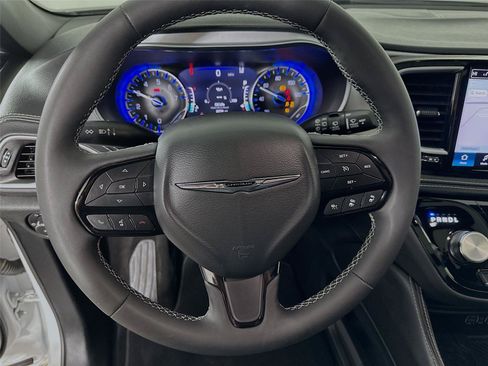 Used 2025 Chrysler Pacifica Limited FWD image 19