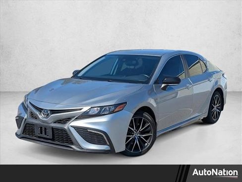 Used 2022 Toyota Camry SE image 1