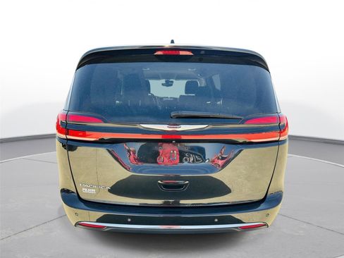 Used 2023 Chrysler Pacifica Touring-L image 37