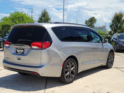 Used 2019 Chrysler Pacifica Touring-L Plus w/ Advanced Safetytec Group FWD image 4
