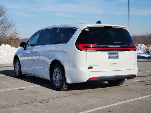 Used 2024 Chrysler Pacifica Touring-L image 5