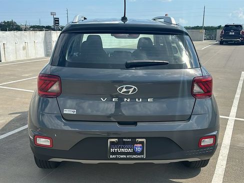Used 2025 Hyundai Venue SEL FWD image 12