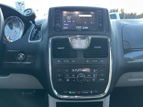 Used 2016 Chrysler Town & Country Touring w/ Driver Convenience Group image 20