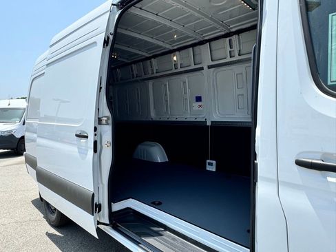 Used 2024 Mercedes-Benz eSprinter 170 Cargo image 12